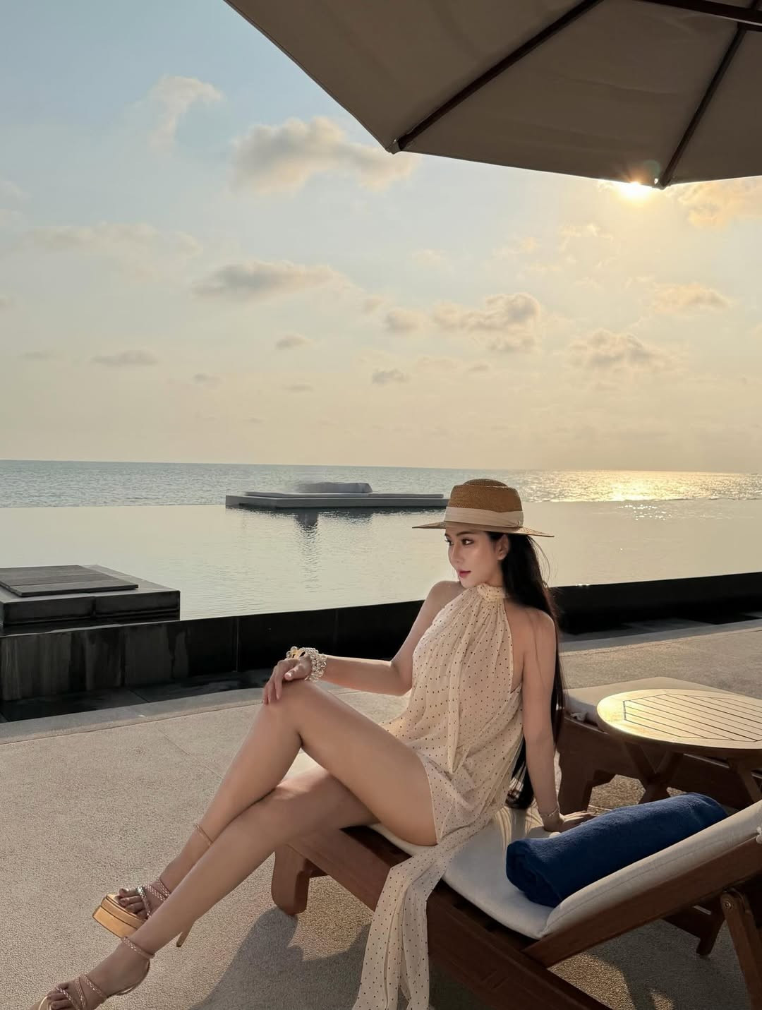 Diện thiết kế mỏng nhẹ, nữ tính cùng thần thái cuốn hút, “đệ nhất hot girl Sài thành” Võ Ngọc Trân một lần nữa chứng minh đẳng cấp nhan sắc và phong cách nghỉ dưỡng chuẩn fashionista.