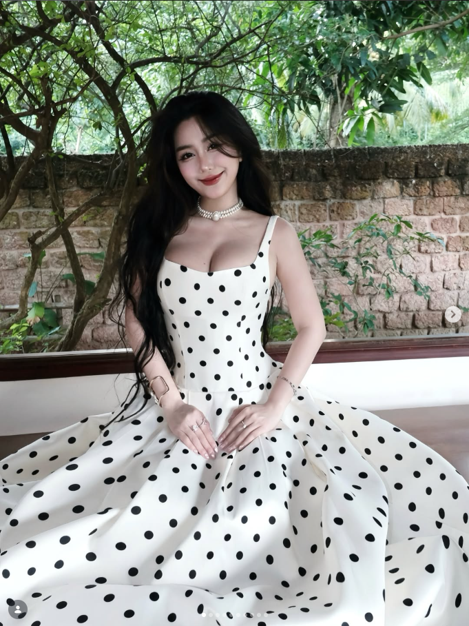 Với thần thái cuốn hút, vóc dáng nổi bật và phong cách ngày càng thăng hạng, Võ Ngọc Trân tiếp tục khẳng định vị trí của mình trong lòng người hâm mộ – không chỉ là một hot girl mạng xã hội mà còn là biểu tượng phong cách nghỉ dưỡng được nhiều bạn trẻ yêu thích.