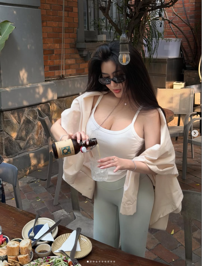 Ngay khi loạt ảnh được đăng tải, cộng đồng mạng đã để lại hàng loạt bình luận khen ngợi. Nhiều người dành lời có cánh cho vóc dáng thon gọn và làn da mịn màng của Võ Ngọc Trân. “Đúng chuẩn đệ nhất hot girl Sài thành”, “Đi nghỉ dưỡng mà như chụp lookbook thời trang”, hay “Nhan sắc này đúng là không góc chết” là những nhận xét xuất hiện dày đặc dưới phần bình luận.