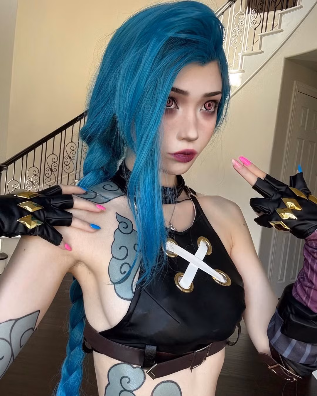 Một số người còn nhắc lại vụ việc trước đây, khi vệ sĩ thân cận của Emiru từng bị cấm tham dự TwitchCon chỉ vì giữ tay một kẻ rình rập để giao cho cảnh sát. Điều này khiến nhiều người đặt câu hỏi: Twitch đang bảo vệ ai - streamer hay kẻ quấy rối?