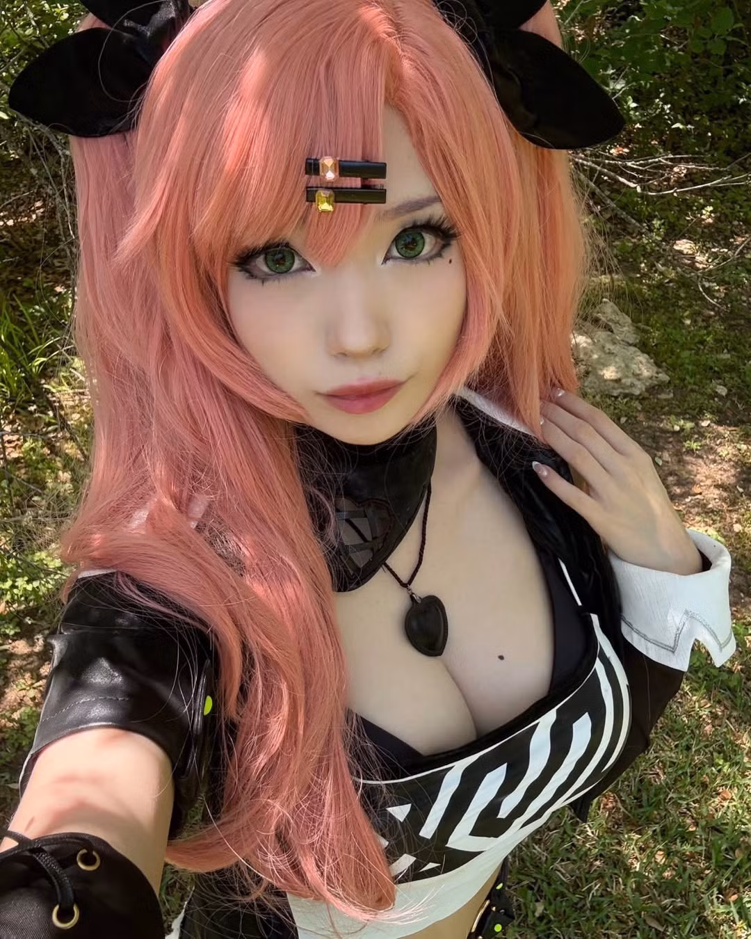 Emiru (tên thật là Emily Schunk) là một trong những gương mặt nổi bật nhất của cộng đồng Twitch hiện nay. Cô sở hữu hơn 1,9 triệu người theo dõi trên Twitch, 1,1 triệu người theo dõi trên Instagram, và 800.000 người theo dõi trên X.