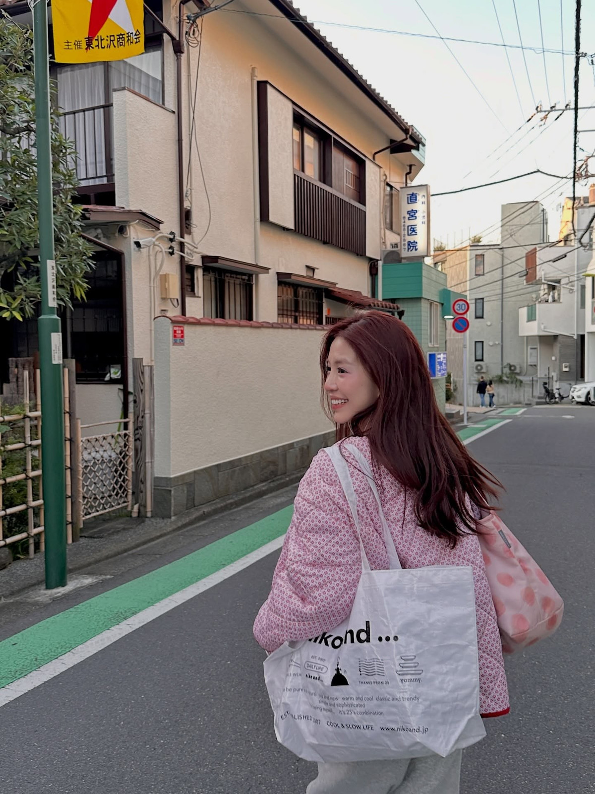 Không cần tạo dáng cầu kỳ hay bối cảnh hoành tráng, người đẹp 9X vẫn dễ dàng chinh phục người xem nhờ thần thái nhẹ nhàng và vẻ đẹp mộc mạc.