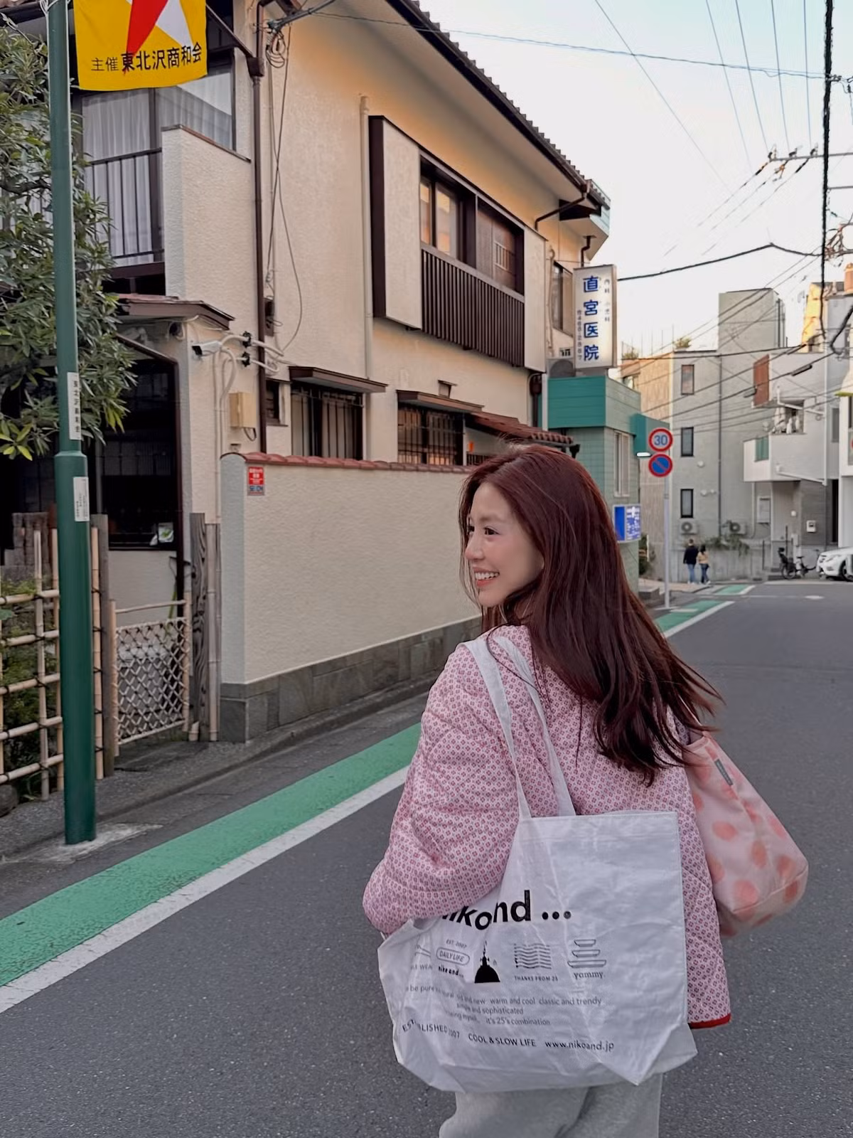 Không cần tạo dáng cầu kỳ hay bối cảnh hoành tráng, người đẹp 9X vẫn dễ dàng chinh phục người xem nhờ thần thái nhẹ nhàng và vẻ đẹp mộc mạc.