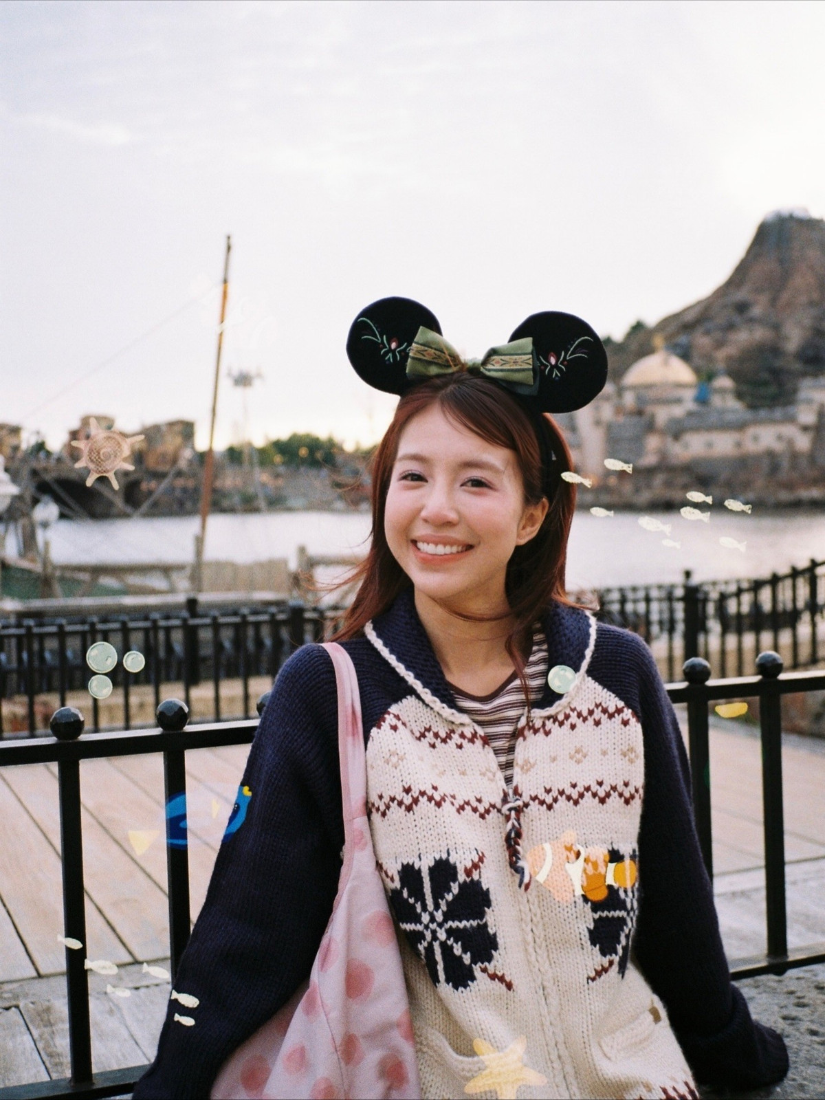 Trên mạng xã hội, loạt ảnh nhanh chóng nhận về nhiều lời khen từ cộng đồng mạng. Phần lớn ý kiến đều cho rằng Mẫn Tiên rất hợp với áo dài, đặc biệt là những thiết kế mang hơi hướng truyền thống.