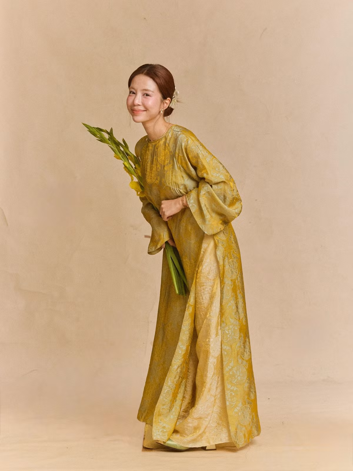 Trong bộ ảnh mới, Mẫn Tiên lựa chọn những thiết kế áo dài truyền thống với phom dáng rộng rãi, mềm mại, tạo cảm giác thoải mái nhưng vẫn giữ trọn nét thanh lịch.