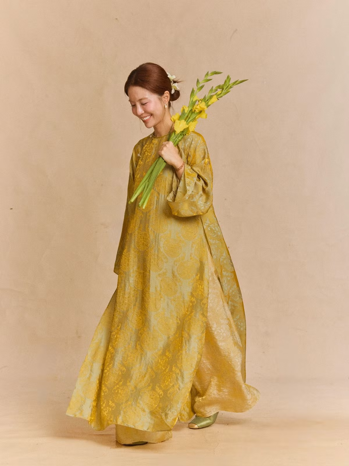 Không chỉ ghi điểm nhờ trang phục, Mẫn Tiên còn gây thiện cảm bởi lối trang điểm trong trẻo, tự nhiên. Lớp nền mỏng nhẹ, đôi má hồng hào cùng nụ cười tươi tắn giúp cô toát lên vẻ rạng rỡ rất riêng.