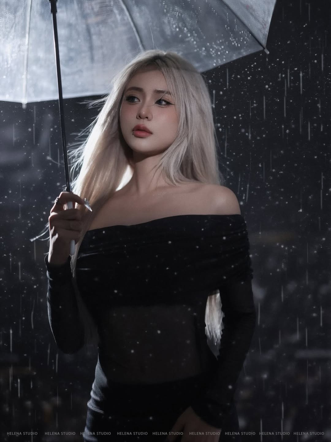 Mới đây, Misthy khiến mạng xã hội xôn xao khi chia sẻ loạt hình ảnh được thực hiện trong không gian mưa đêm, ánh sáng tương phản mạnh.