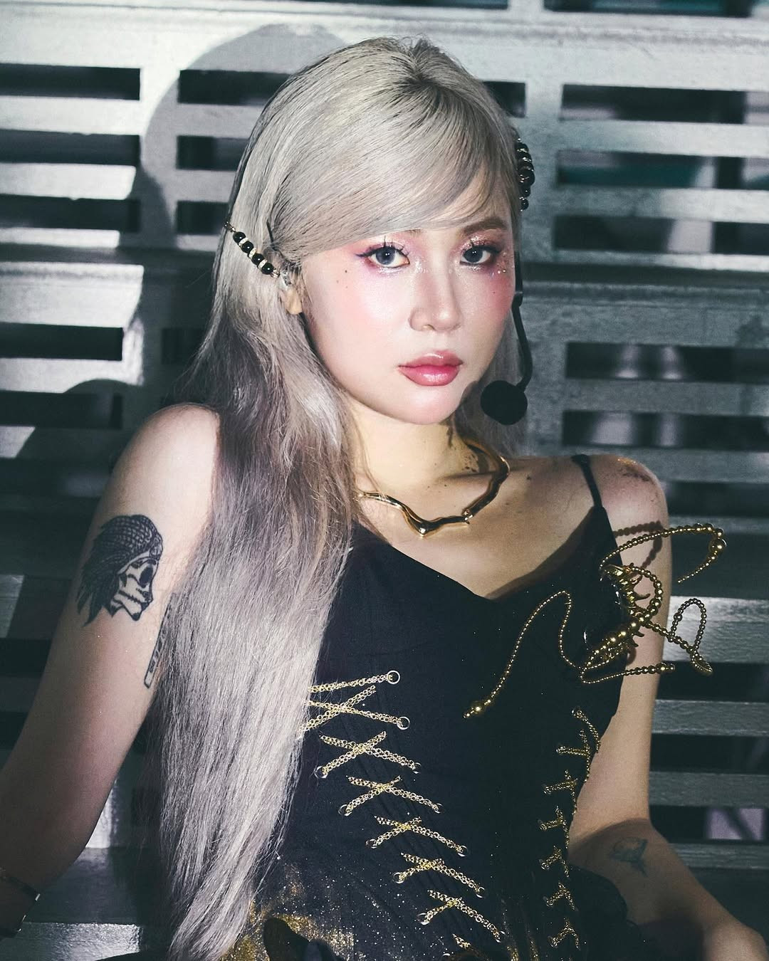 Khác với hình ảnh năng động, tươi tắn thường thấy, Misthy trong bộ ảnh này toát lên vẻ trầm lắng, có phần lạnh lùng nhưng đầy cuốn hút.