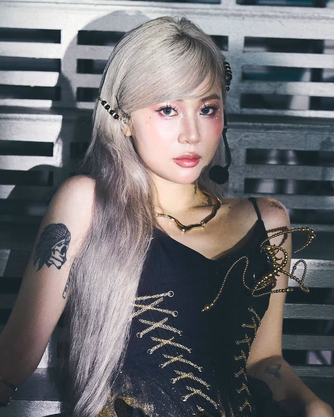 Khác với hình ảnh năng động, tươi tắn thường thấy, Misthy trong bộ ảnh này toát lên vẻ trầm lắng, có phần lạnh lùng nhưng đầy cuốn hút.