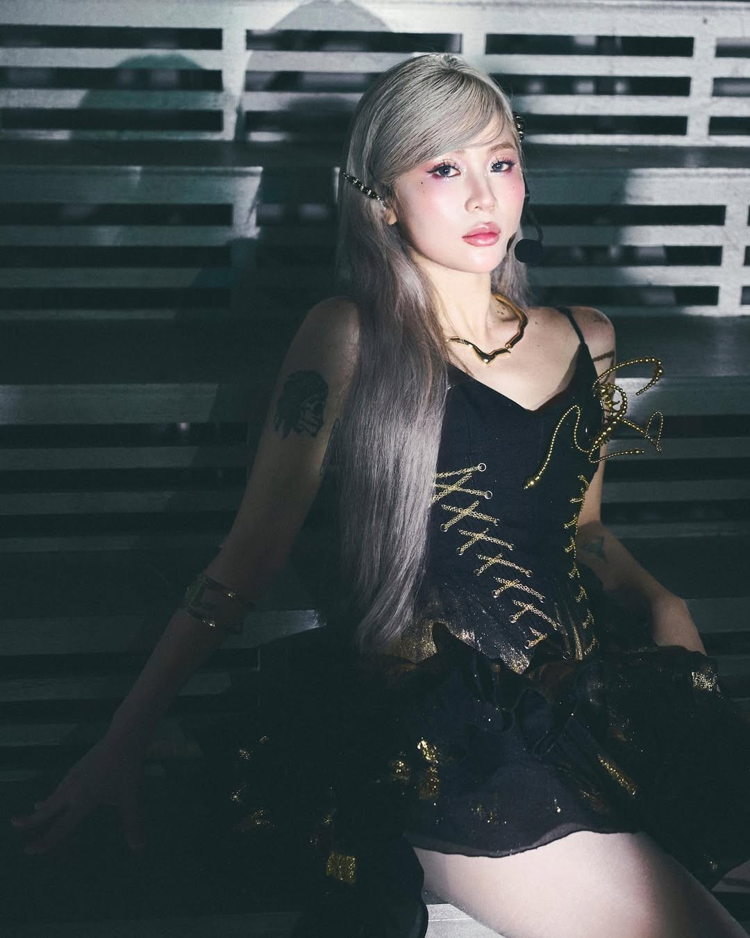 Kiểu trang điểm nhấn vào đôi mắt và bờ môi căng mọng càng giúp tổng thể của Misthy trở nên hài hòa, mang hơi hướng high-fashion.