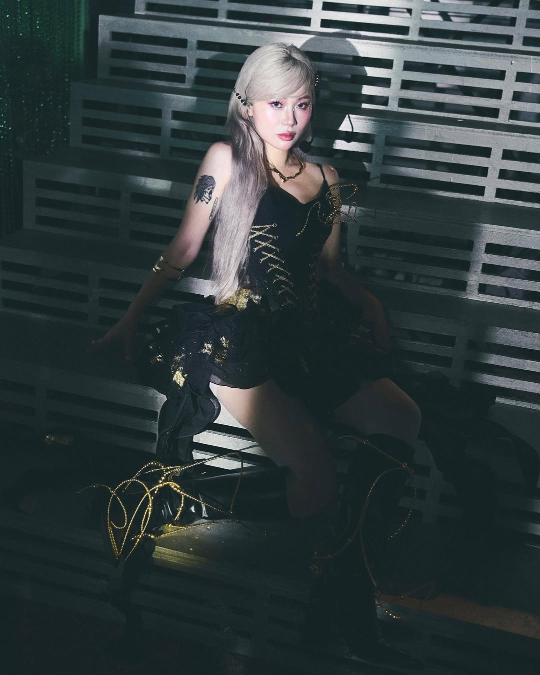 Không cần trang phục cầu kỳ, nữ streamer lựa chọn thiết kế váy trễ vai tối giản, ôm sát cơ thể, làm nổi bật làn da trắng và đường nét gương mặt sắc sảo.