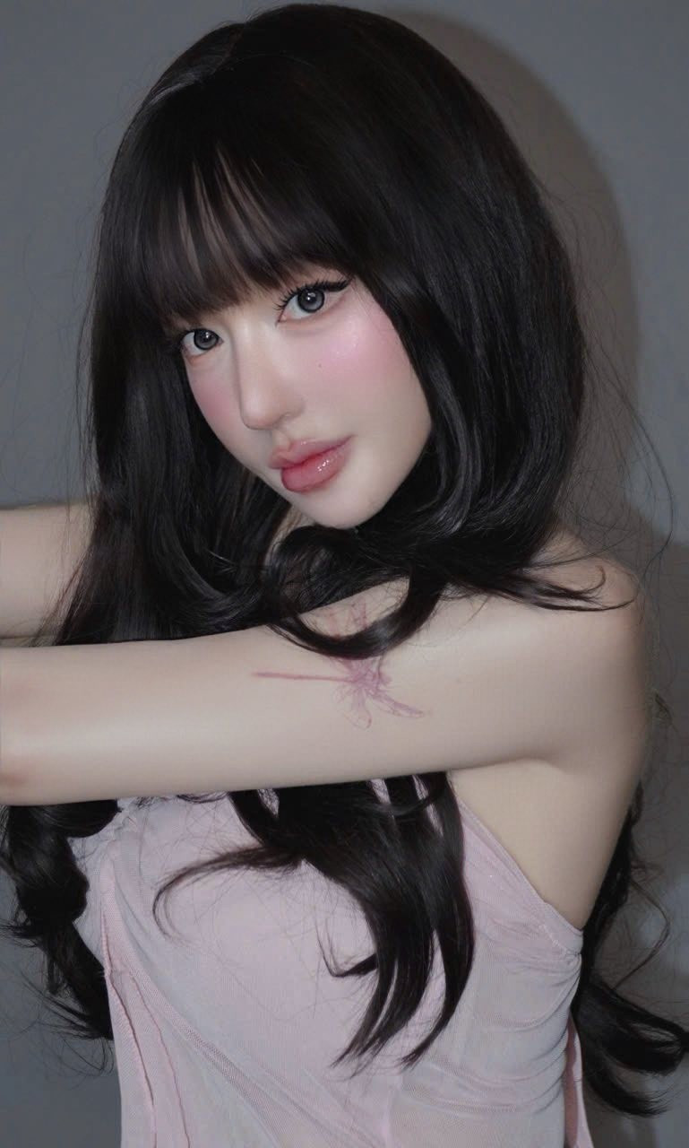 Tuy nhiên, vẫn xuất hiện ý kiến cho rằng Elly Trần nên tiết chế hơn trong việc đăng tải hình ảnh quá gợi cảm.