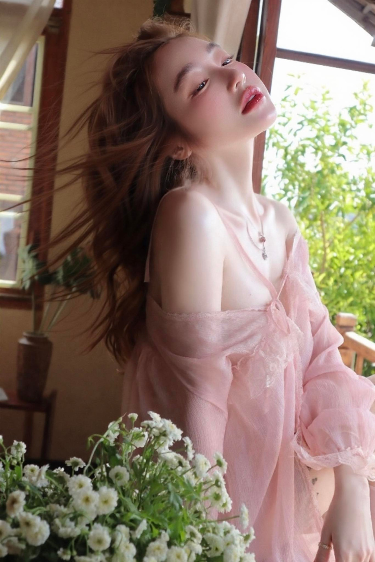 Nhiều người cho rằng quan điểm của Elly Trần hoàn toàn đúng: không ai có quyền áp đặt chuẩn mực lên phụ nữ, càng không thể dùng lý do “đã làm mẹ” để giới hạn phong cách ăn mặc của họ.