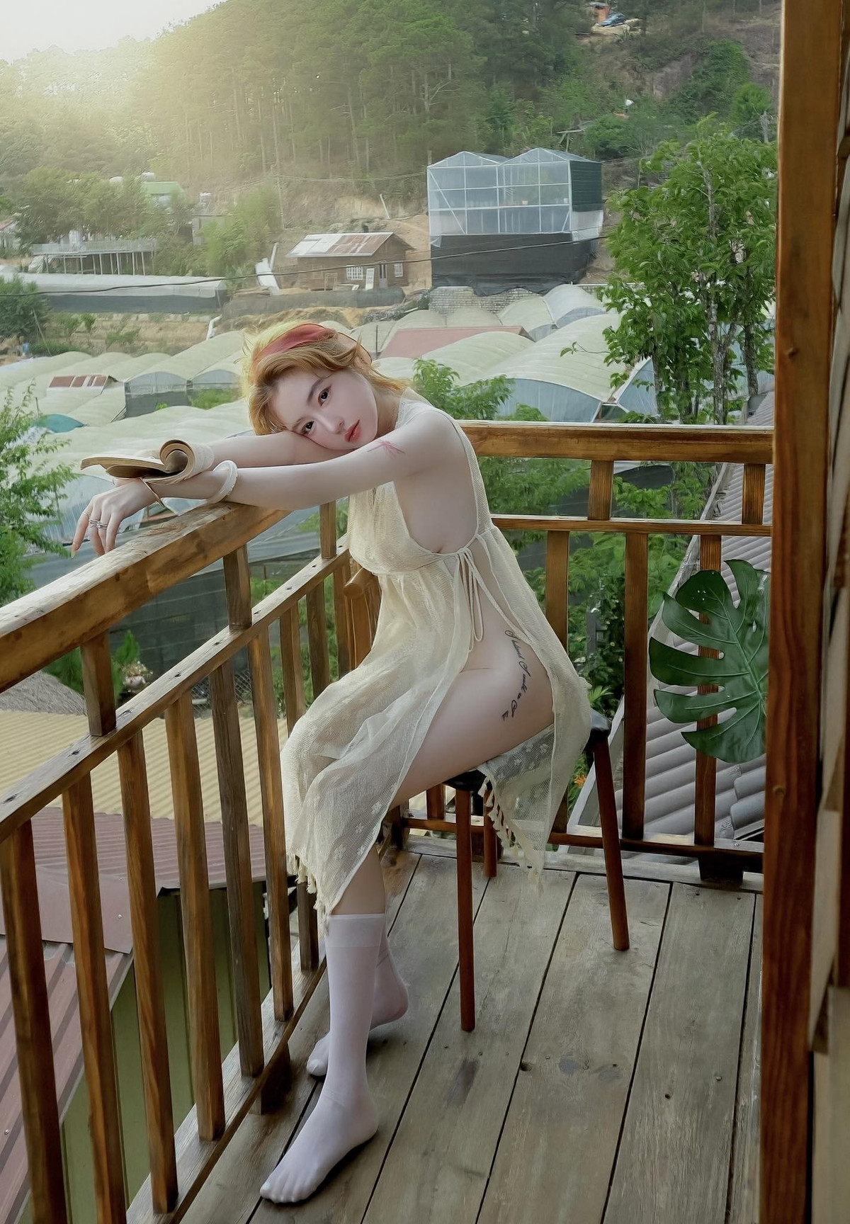 Mới đây, Elly Trần tiếp tục khiến cộng đồng mạng bàn tán khi đăng tải một khoảnh khắc đầy gợi cảm. Trong hình, người đẹp diện trang phục mỏng nhẹ, khoe khéo đường cong và pose dáng nhẹ nhàng.