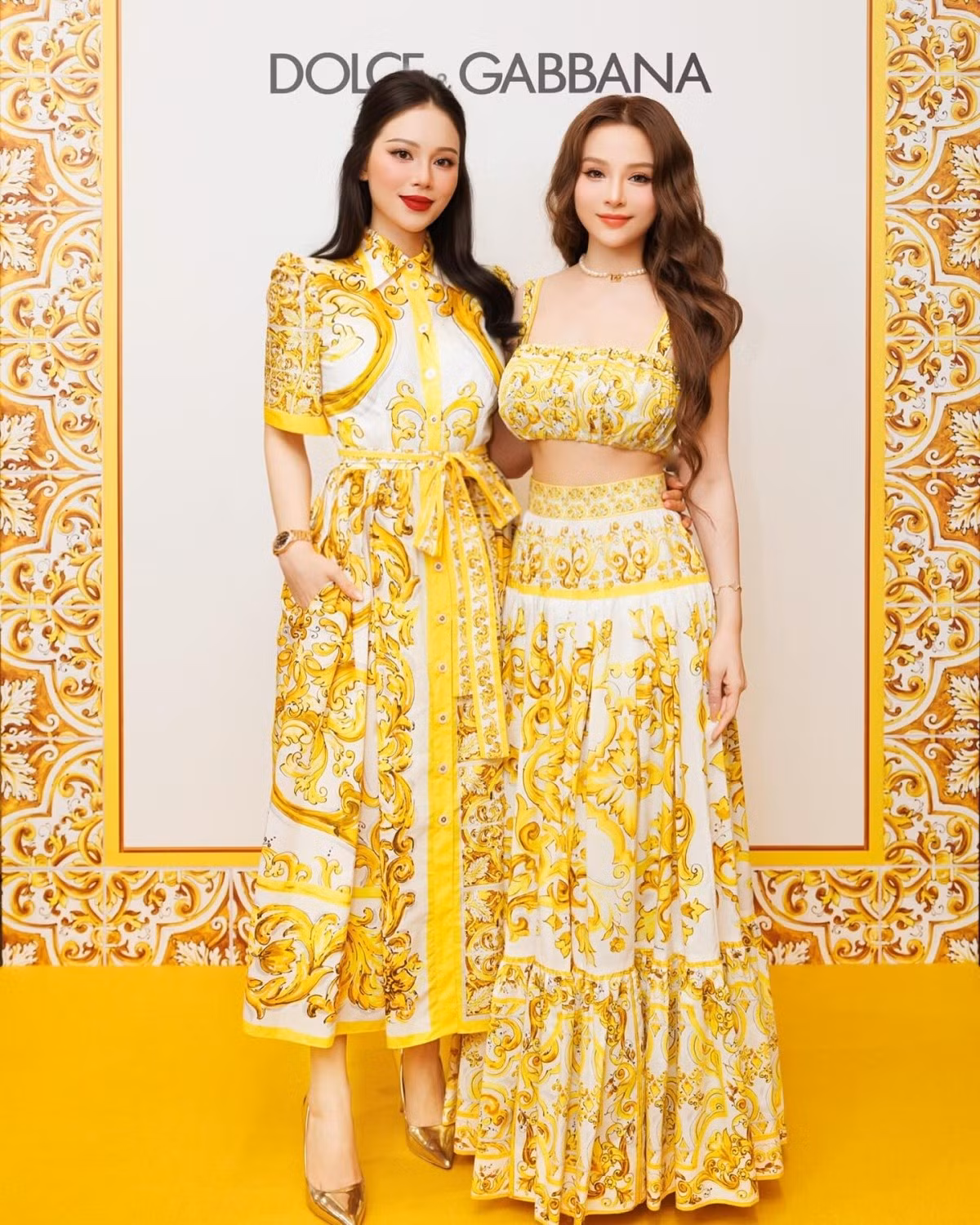 Trang phục mang phong cách vương giả và quý tộc giá hơn 60 triệu đồng được Huyền Baby diện từ khi đi chơi đến lúc đi tiệc. Các thiết kế làm nổi bật eo thon, ngực đầy của 'phú bà'.