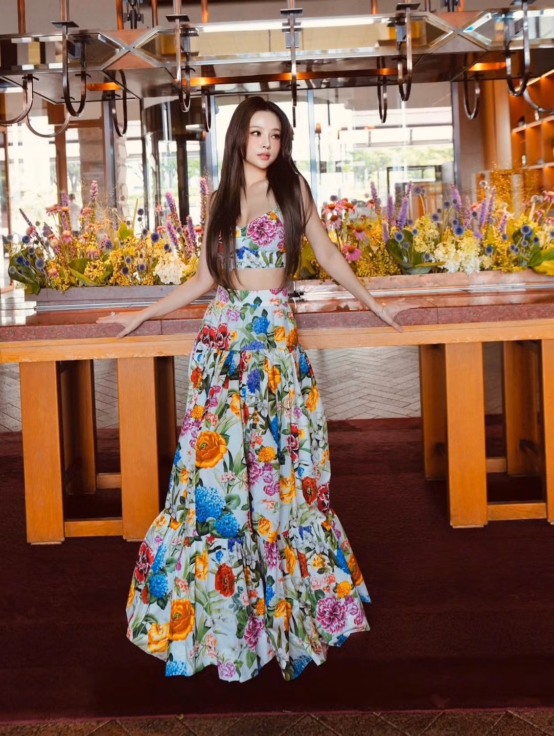 Váy đầm họa tiết hoa lá đến từ thương hiệu thời trang cao cấp Italy trong tủ đồ của Huyền Baby.