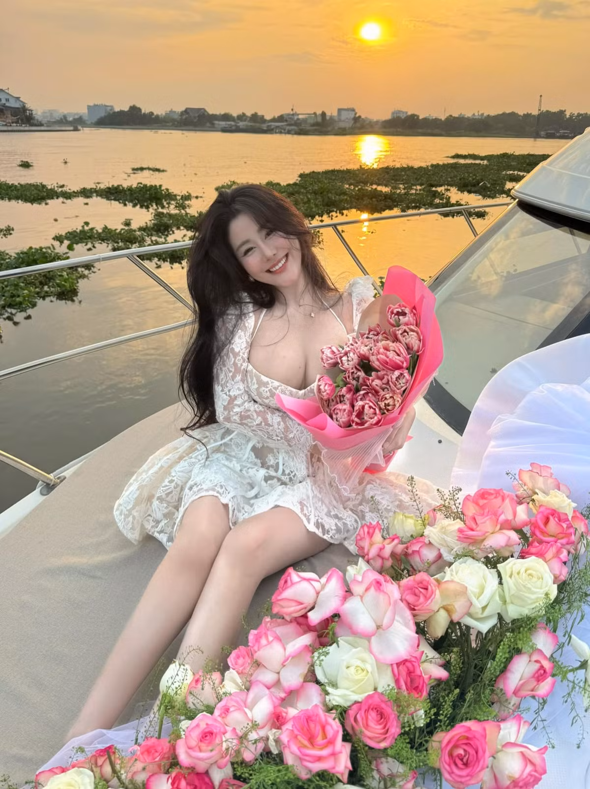 Cô nàng hot girl Sài thành dường như hoàn toàn tận hưởng khoảnh khắc được hòa mình vào nắng vàng, biển xanh, tạo nên những shoot hình tràn đầy năng lượng tích cực.