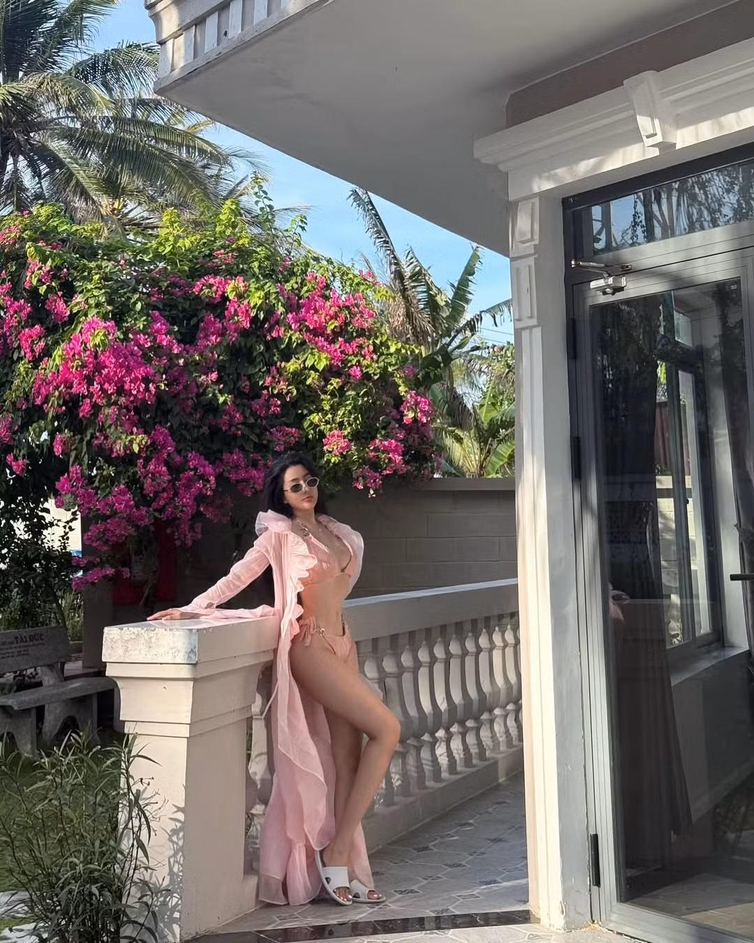 Đi kèm với trang phục bikini là những phụ kiện đơn giản nhưng hiệu quả như chiếc kính râm thời thượng, hay chiếc mũ rộng vành, tạo nên tổng thể hài hòa và phong cách.