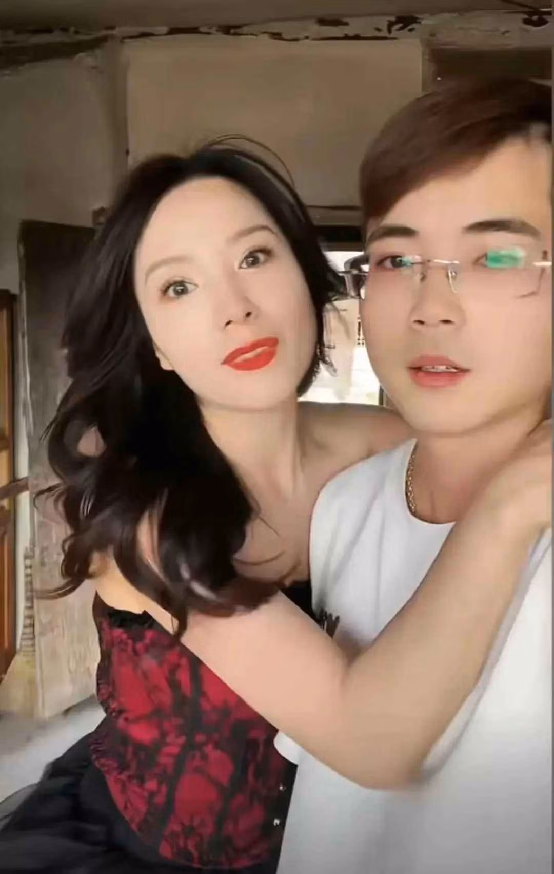 Hè năm 2022, khi đang giao đồ ăn, Zhang lần đầu gặp Jiang tại tiệm làm đẹp. Ấn tượng trước vẻ ngoài của cô, anh ngỏ lời kết bạn nhưng bị từ chối.