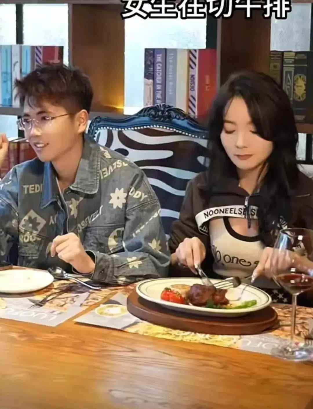 Jiang Xiaoxiao tốt nghiệp cao đẳng và từng trải qua một cuộc hôn nhân đổ vỡ, có con riêng. Cô sống một mình, mở tiệm làm đẹp và nhanh chóng ăn nên làm ra. Hơn 30 tuổi, nữ chính vẫn giữ được ngoại hình trẻ trung, được nhiều chàng trai để ý nhưng lại dè dặt trong chuyện tình cảm.