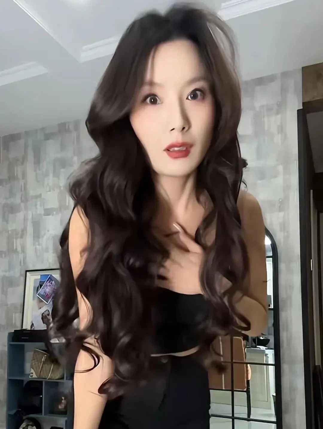 Lần đầu biết Jiang hơn mình 15 tuổi, Zhang bất ngờ nhưng không bận tâm, thậm chí gọi cô là “chị” với sự trìu mến. Sau một thời gian yêu nhau, anh đưa cô về quê. Giữa ngôi nhà cũ kỹ, điều kiện nghèo nàn, Jiang không phàn nàn, còn nói: “Em có nhà, có xe, không cần sính lễ”.