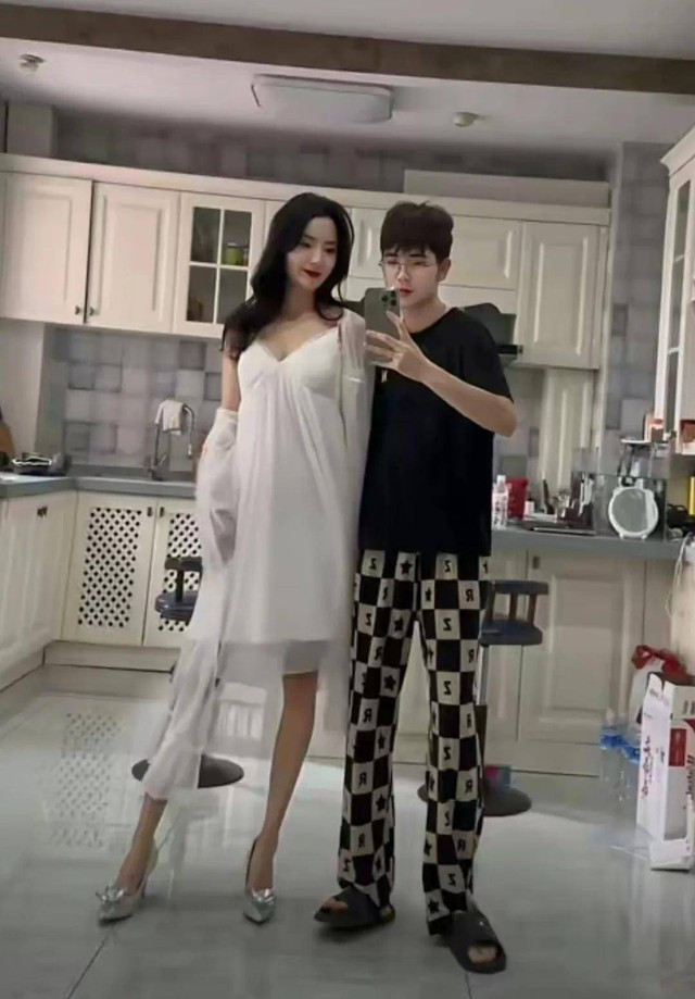 Không bỏ cuộc, Zhang ghi lại số điện thoại của cửa tiệm và kiên trì xin kết bạn suốt hơn 10 ngày. Sự chân thành của chàng trai khiến Jiang rung động và mở lòng trò chuyện cùng anh.