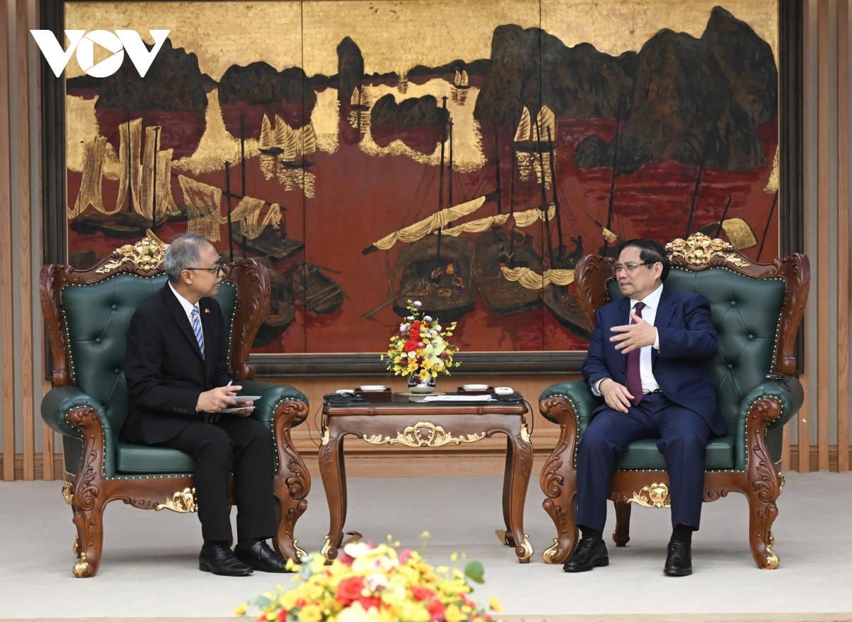 Thủ tướng Phạm Minh Chính trao đổi với Đại sứ Indonesia Adam Mulawarman Tugio về việc tăng cường hợp tác giữa Việt Nam và Indonesia.