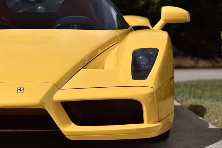 Chiếc Enzo này đắt nhất từng được bán đã thuộc về người mua với giá 6 triệu USD (khoảng 156,3 tỷ đồng) tại cuộc đấu giá của RM Sotheby's ở Monterey vào năm 2015.