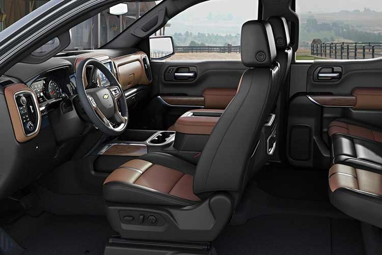 Giá khởi điểm của Chevy Silverado 2500HD là 51.000 đô la cho phiên bản Crew Cab, nhưng phiên bản Z71 còn có thêm nhiều điểm nhấn sang trọng, và khách hàng rõ ràng muốn một diện mạo đơn sắc đen tuyền, vì vậy không có bất kỳ điểm nhấn màu sắc nào khác ngoài đèn pha và đèn hậu.