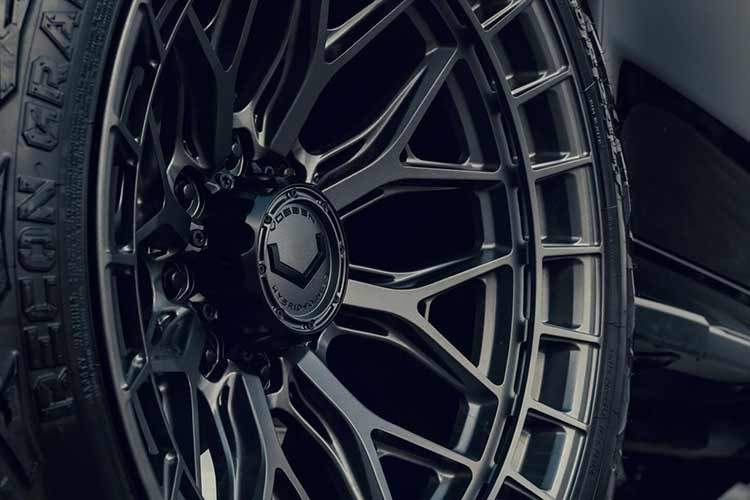 Cụ thể hơn, Vossen có trụ sở tại Miami, Florida, sở hữu một danh mục sản phẩm mâm xe độ khổng lồ, và lần này, một trong những bộ mâm xe sản xuất tại Mỹ của hãng đã được sử dụng để làm cho một chiếc xe bán tải của Mỹ trở nên ngầu hơn – một chiếc Chevrolet Silverado 2500HD phiên bản Z71.