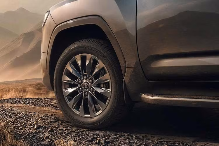 Land Cruiser 300 Hybrid vẫn giữ đầy đủ các công nghệ hỗ trợ địa hình đặc trưng của dòng xe này, bao gồm Multi-Terrain Select, Crawl Control, Downhill Assist Control và hệ thống giám sát địa hình Multi-Terrain Monitor.