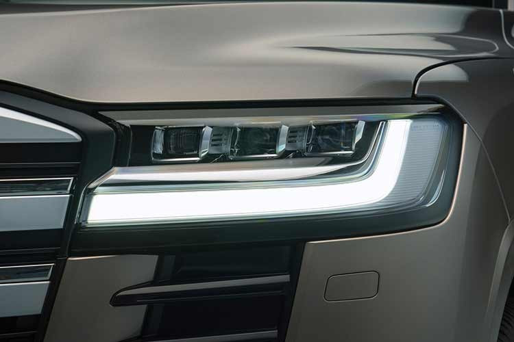 Sức mạnh được truyền qua hộp số tự động 10 cấp đến hệ dẫn động bốn bánh toàn thời gian, giúp xe cải thiện khả năng tăng tốc tới 40% so với phiên bản máy dầu truyền thống, đồng thời mang lại độ nhạy chân ga và sự vận hành mượt mà.