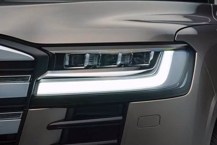 Sức mạnh được truyền qua hộp số tự động 10 cấp đến hệ dẫn động bốn bánh toàn thời gian, giúp xe cải thiện khả năng tăng tốc tới 40% so với phiên bản máy dầu truyền thống, đồng thời mang lại độ nhạy chân ga và sự vận hành mượt mà.