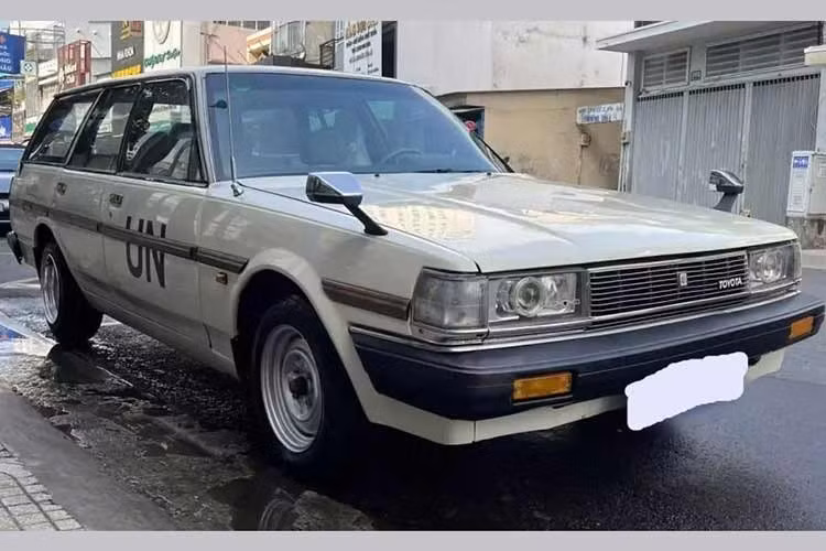 Một chiếc xe Toyota Cressida vừa bị bắt gặp trên đường phố TP.HCM và bạn hỏi vì sao chiếc xe này đặc biệt đến thế, thu hút giới săn xe chụp ảnh trên đường thì nó nằm ở việc mẫu xe này không chỉ thuộc bản Wagon với thiết kế lạ mắt so với sedan truyền thông mà còn nằm ở việc người lái nó, là nhà sưu tập siêu xe hàng đầu châu Á, ông Đặng Lê Nguyên Vũ.