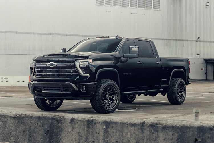 General Motors tiếp tục giữ vững vị trí nhà sản xuất ôtô bán chạy nhất nước Mỹ với 2,85 triệu chiếc được giao vào năm ngoái, tăng 6% so với năm 2024. Nhưng thành công này không đến từ những chiếc xe thể thao tốc độ như Chevrolet Corvette C8, vốn thực tế chỉ bán được 24.533 chiếc, giảm hơn 26% so với năm trước. Thay vào đó, hiệu suất này đến từ các mẫu xe crossover, SUV và đặc biệt là xe bán tải của công ty.