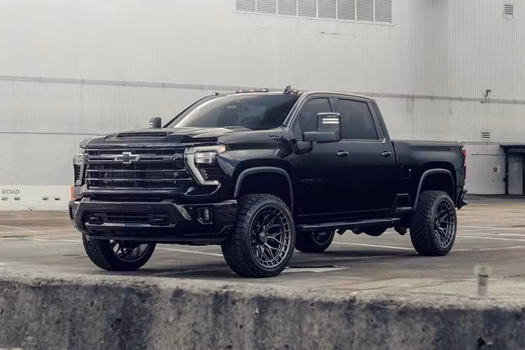 General Motors tiếp tục giữ vững vị trí nhà sản xuất ôtô bán chạy nhất nước Mỹ với 2,85 triệu chiếc được giao vào năm ngoái, tăng 6% so với năm 2024. Nhưng thành công này không đến từ những chiếc xe thể thao tốc độ như Chevrolet Corvette C8, vốn thực tế chỉ bán được 24.533 chiếc, giảm hơn 26% so với năm trước. Thay vào đó, hiệu suất này đến từ các mẫu xe crossover, SUV và đặc biệt là xe bán tải của công ty.