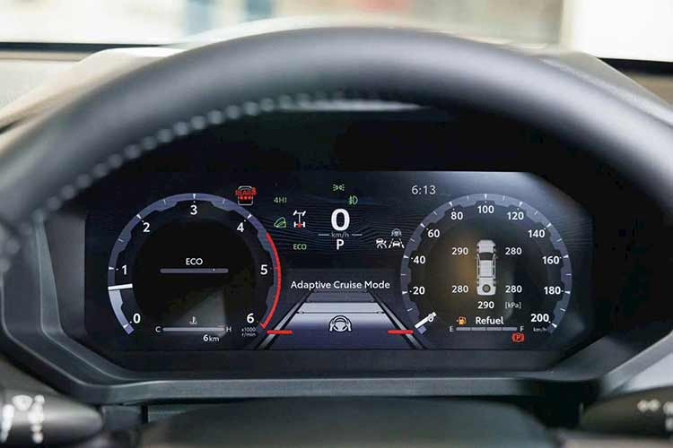 Vô lăng giống Toyota Land Cruiser Prado, điều hòa chỉnh bằng màn hình kỹ thuật số, phanh tay điện tử, cần số dẹt và ghế bọc bằng chất liệu Caretex hoặc SofTex cũng được trang bị cho mẫu xe bán tải này.