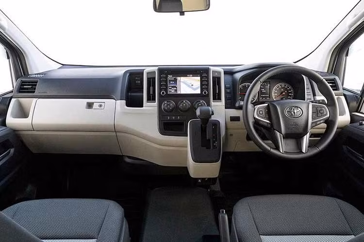 Những tiện nghi vốn chỉ xuất hiện trên các dòng xe du lịch như ghế sưởi trên bản Super GL hay hệ thống quan sát toàn cảnh nay đã trở thành trang bị tiêu chuẩn, giúp nâng tầm trải nghiệm cho cả mục đích kinh doanh lẫn di chuyển gia đình.