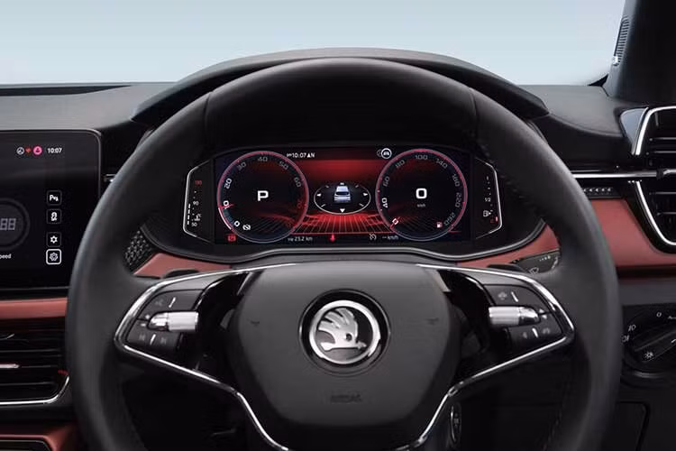 An toàn tiếp tục là một điểm nhấn của Kushaq, mẫu xe này vẫn giữ được xếp hạng năm sao từ Global NCAP. 6 túi khí và hơn 25 tính năng an toàn chủ động và thụ động là trang bị tiêu chuẩn trên tất cả các phiên bản, và hơn 40 tính năng trên các phiên bản cao cấp hơn.