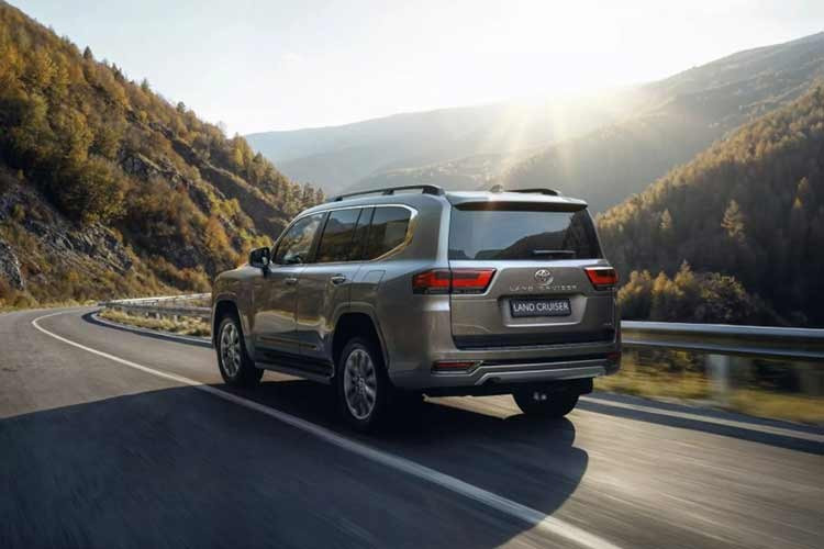 Hãng xe Toyota cho biết, Land Cruiser 300 Hybrid 2026 mưới sẽ được bán tại một số thị trường Đông Âu, song danh sách quốc gia cụ thể vẫn chưa được công bố. Tại UAE, mẫu xe này hiện có giá khởi điểm từ 389.900 AED (tương đương khoảng 2,78 tỷ đồng).