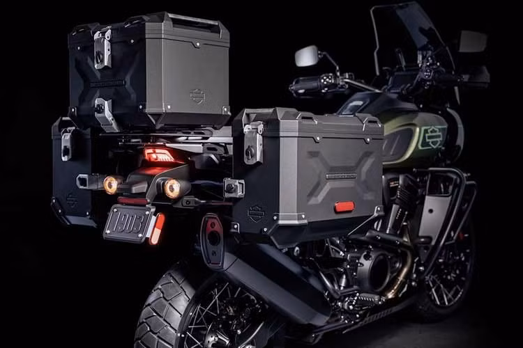 Điều này giúp việc chống chân xuống đất khi dừng đèn đỏ dễ dàng hơn, cũng như việc lên xuống xe dễ dàng hơn dù có thêm hành lý hay người ngồi sau gây vướng víu hay không. Xe cũng được trang bị 9 chế độ lái như mưa, đường nhựa, thể thao và địa hình, cùng với một vài chế độ cài đặt sẵn có thể tùy chỉnh.