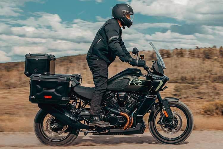 Xe cũng có ngoại hình bóng bẩy hơn với các tấm ốp trang trí động cơ hiệu ứng carbon và khung xe màu đỏ nổi bật. Phiên bản Limited có màu xám đậm tiêu chuẩn, vơí các màu trắng ánh ngọc trai hoặc xanh ô liu ánh kim là tuỳ chọn thêm tiền.