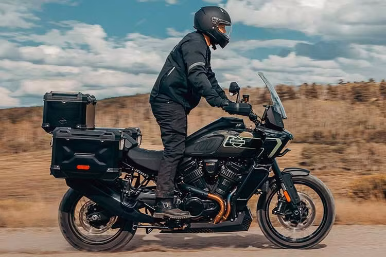 Xe cũng có ngoại hình bóng bẩy hơn với các tấm ốp trang trí động cơ hiệu ứng carbon và khung xe màu đỏ nổi bật. Phiên bản Limited có màu xám đậm tiêu chuẩn, vơí các màu trắng ánh ngọc trai hoặc xanh ô liu ánh kim là tuỳ chọn thêm tiền.