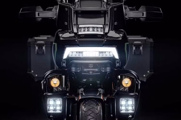 Harley-Davidson Pan America Limited 2026 có tổng dung tích chứa đồ lên tới 120 lít với thùng đựng đồ phía sau và hai thùng cứng hai bên được sơn tĩnh điện màu đen mờ, phù hợp với các chi tiết kim loại còn lại của xe.