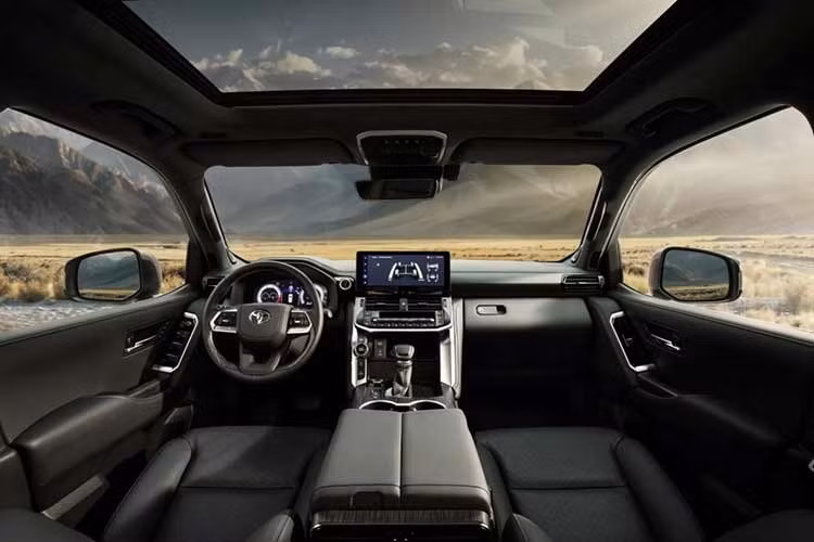 Điểm mới trên mẫu xe SUV Toyota Land Cruiser 300 Hybrid 2026 mới đáng chú ý là vô lăng trợ lực điện, giúp cải thiện cảm giác lái trên đường nhựa nhưng vẫn đảm bảo độ chính xác khi off-road.