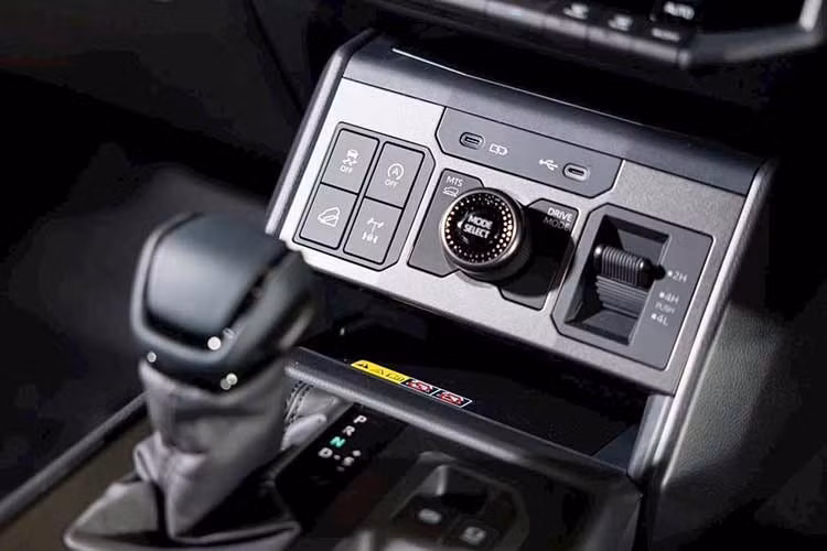 Nằm bên dưới nắp ca-pô của Toyota Hilux mới là 1 loại động cơ quen thuộc. Đây là động cơ diesel 4 xi-lanh có mã 1GD-FTV với dung tích 2.8L, cho công suất tối đa 204 mã lực và mô-men xoắn cực đại 410 Nm khi đi với hộp số sàn 6 cấp hoặc 500 Nm nếu kết hợp cùng hộp số tự động 6 cấp.