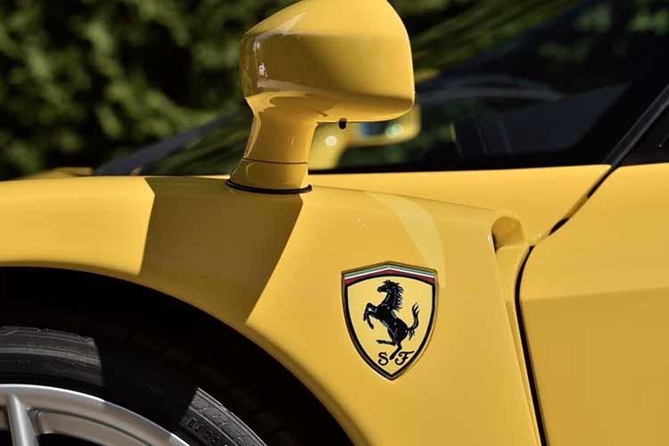 Bao gồm trong giá bán của chiếc xe này là ghế ngồi nguyên bản bọc da Nero (đen) với chữ ký Enzo Ferrari được thêu, bộ hành lý Schedoni tùy chọn và giấy chứng nhận Ferrari Classiche kèm Sổ đỏ.