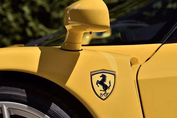 Bao gồm trong giá bán của chiếc xe này là ghế ngồi nguyên bản bọc da Nero (đen) với chữ ký Enzo Ferrari được thêu, bộ hành lý Schedoni tùy chọn và giấy chứng nhận Ferrari Classiche kèm Sổ đỏ.