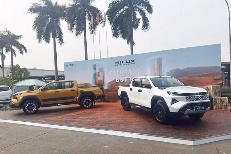 Theo một số nguồn tin, Toyota Hilux 2026 ở Việt Nam sẽ có 3 phiên bản, bao gồm 2.8 MT 4x2, 2.8 AT 4x2 và 2.8 AT 4x4. Trong đó, Hilux số sàn 1 cầu có giá dự kiến khoảng 650 triệu đồng. Con số tương ứng của Hilux số tự động 1 cầu là 706 triệu đồng. Trong khi đó, Hilux bản số tự động 2 cầu có giá đồn đoán khoảng 903 triệu đồng.