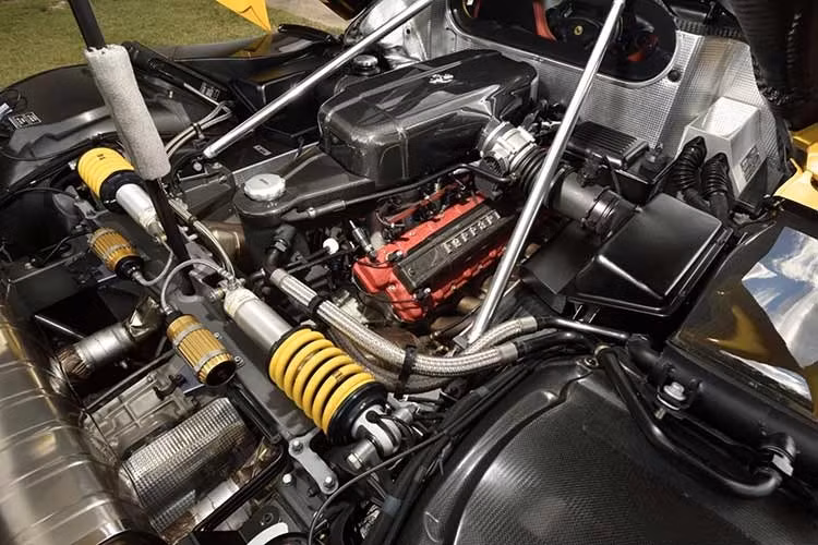 Khách hàng bí ẩn đã mua chiếc Ferrari Enzo màu vàng đời 2003 phải tự chuẩn bị phương tiện vận chuyển riêng, đặc biệt là để chở số lượng lớn các giải thưởng mà chiếc xe thể thao Ý này sở hữu.